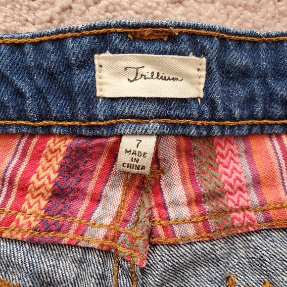 Trillium Cutoff Jean Shorts size 7 EUC - Picture 2 of 3